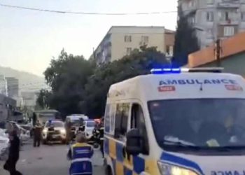 თვითმხილველების ინფორმაციით, შესაძლოა, ნანგრევებში ადამიანები იყვნენ მოყოლილნი