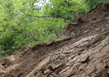 ძლიერი წვიმის გამო მიწის მასა ჩამოიშალა… – გზების დეპარტამენტი მძღოლებს აფრთხილებს