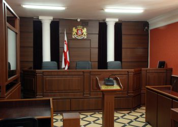 “მანდატურები გვეუბნებიან, რომ ქალები, ვისაც “ბრეტელებიანი” მაისური/კაბა აცვია, ვერ დაესწრებიან სხდომას” – რას წერს ჟურნალისტი სოციალურ ქსელში