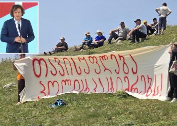 “თავისუფლება პოლიტპატიმრებს” – კობახიძეს ბეშუმში საპროტესტო ბანერით დახვდნენ