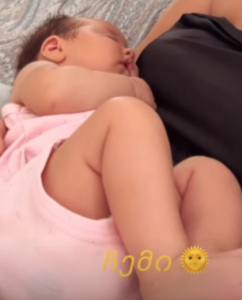 ტელეწამყვანი, ნანუკა გულუა, რომელიც ცოტა ხნის წინ მესამე შვილის დედა გახდა, ახალ კადრებს აქვეყნებს. „მადლობა ღმერთო“, - წერს ნანუკა და კირას კადრებს გვიზიარებს: