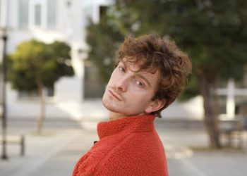 “სანამ მე აქ ვდგავარ და ვტკბები ამ მომენტით, ჩემი მეგობრები და კოლეგები თბილისის ქუჩებში საქართვეოს ევროპული გზის შეჩერებას აპროტესტებენ” – ლევან გელბახიანი ლოკარნოს კინოფესტივალზე