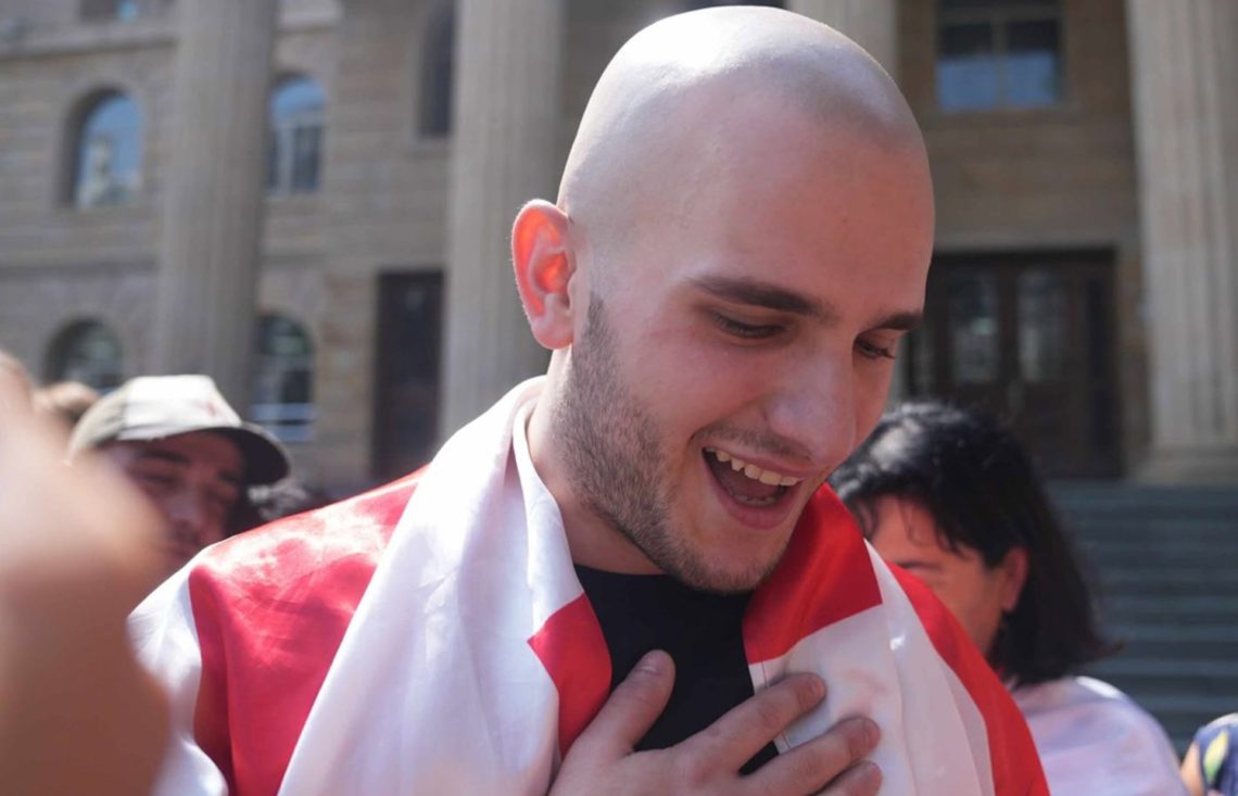 “ხალხის ყვრილმა გამომაფხიზლა” – რას ამბობს თედო აბრამოვი სასამართლოდან გათავისუფლების შემდეგ