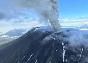 რუსეთში, კამჩატკაში მდებარე ვულკანი კრაშენინიკოვი ბოლო 500 წლის განმავლობაში პირველად ამოიფრქვა