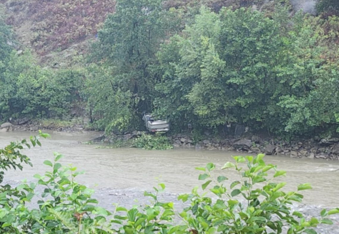 ქედის ცენტრთან მსუბუქი ავტომობილი გზის სავალი ნაწილიდან გადავარდა – რა ვითარებაა ადგილზე