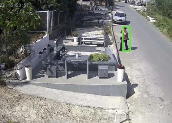 ახალგაზრდა ბიჭის საფლავზე დარგული ყვავილები დედას ამოთხრილი და მოპარული დახვდა – დამნაშავე ვიდეოთვალმა დააფიქსირა