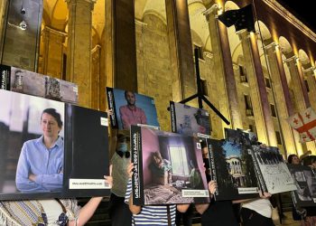 “ფარნების მარში” საპროტესტო მსვლელობით პარლამენტთან მივიდა და მიმდინარე აქციას შეუერთდა