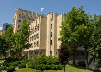 “ცეცხლსასროლი იარაღიდან მრავალჯერადი გასროლის შედეგად ორი პირი დაიჭრა” – საქართველოს პროკურატურა