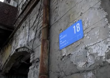 ფიროსმანის ქუჩაზე ავარიული სახლები ნგრევის პირასაა – ხალხი დახმარებას ითხოვს