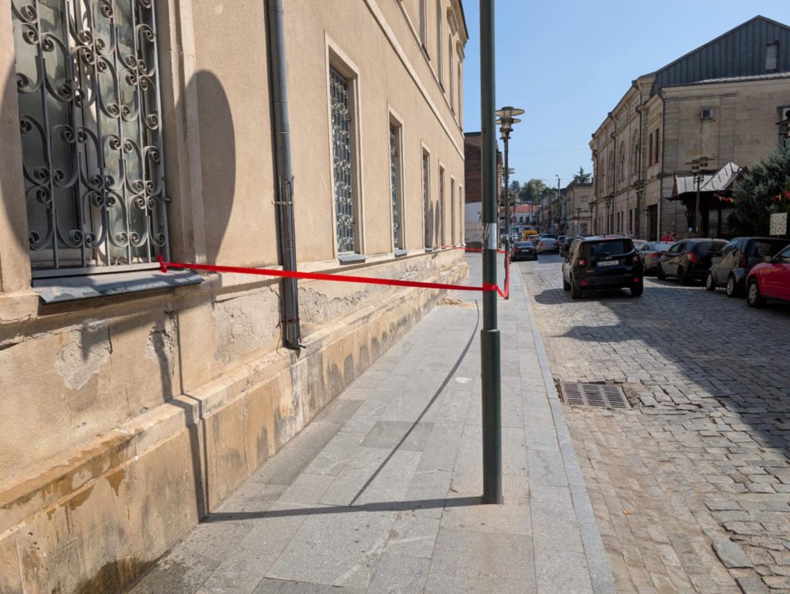 ქუთაისში, მესამე სკოლის შენობაზე კარნიზი ჩამოინგრა – რა საფრთხის წინაშე დგანან ადგილობრივები