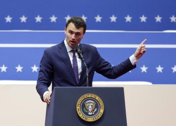 კონსერვატორი ჩარლი კირკი, რომელიც ცეცხლსასროლი იარაღით დაჭრეს, გარდაიცვალა