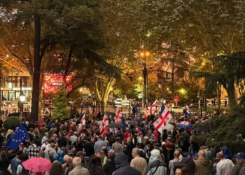 თსუ-ის პირველ კორპუსთან მოქალაქეები საპროტესტო მსვლელობისთვის იკრიბებიან