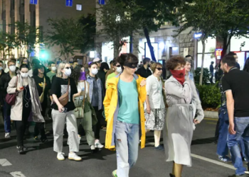 მოქალაქეები კახა კალაძის საარჩევნო შტაბამდე მსვლელობას მართავენ