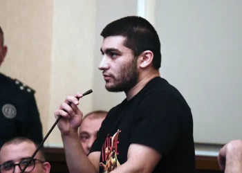 “წარწერის გაკეთების გამო, რომ გოგონას კრიმინალად რაცხავენ, ეს ნორმალური გგონიათ?პროტესტს მაინც ვერ აკრძალავთ, რა კანონებიც არ უნდა მოიგონოთ!” – რეზო კიკნაძის წერილი ციხიდან