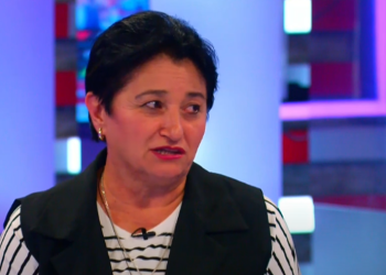 “”რაც არ უნდა თქვას მოსამართლემ, ძალიან გთხოვთ, არც ტაში არაფერი, რაც არ უნდა იყოს, ჩვენ გვინდა, რომ ჩვენი შვილები გავაცილოთ, თორემ გაგვყრის გარეთ და სულ ისე დავრჩებით…” –  თორნიკე გოშაძის დედა, მარიზი კობახიძე