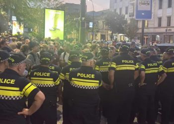 მელიქიშვილის გამზირზე, სადაც კახა კალაძის საარჩევნო შტაბი უნდა გაიხსნას, საპროტესტო აქცია მიმდინარეობს