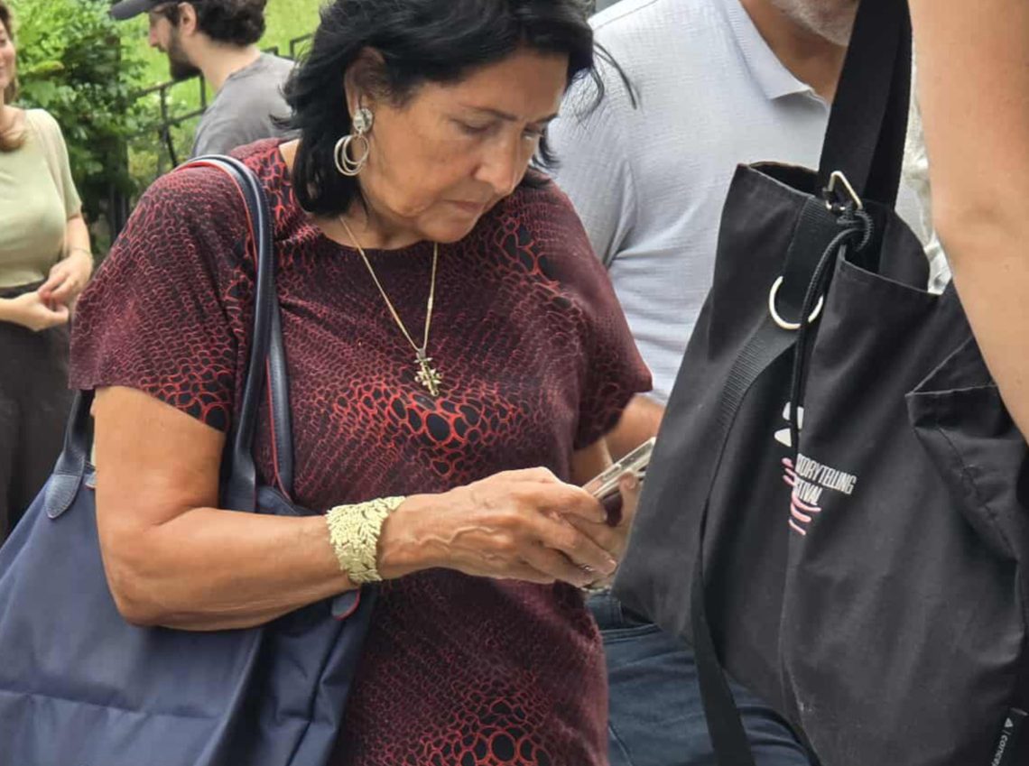 თბილისის საქალაქო სასამართლოში, 11 პატიმრის დასკვნით პროცესზე, სალომე ზურაბიშვილი მივიდა