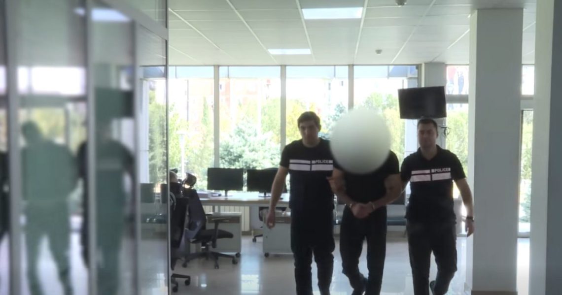 “ოპერატორს ცივი იარაღით თავს დაესხნენ და დააყაჩაღეს” – შსს-მ  ჯგუფურად ჩადენილი ყაჩაღობის ბრალდებით 2 პირი დააკავა