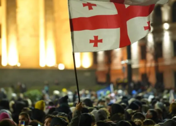 პარლამენტის მიმართულებით დიდი მსვლელობა დაიწყო