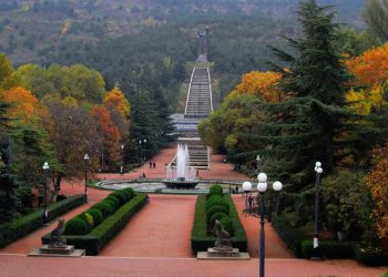 “ვაკის პარკში რამდენიმე წუთის წინ ჩამოვარდა ხე. მცირე დაზიანება მიიღო მასწავლებელმა, რომელიც ბავშვებს გადაეფარა” – რა კადრები ვრცელდება სოციალურ ქსელში