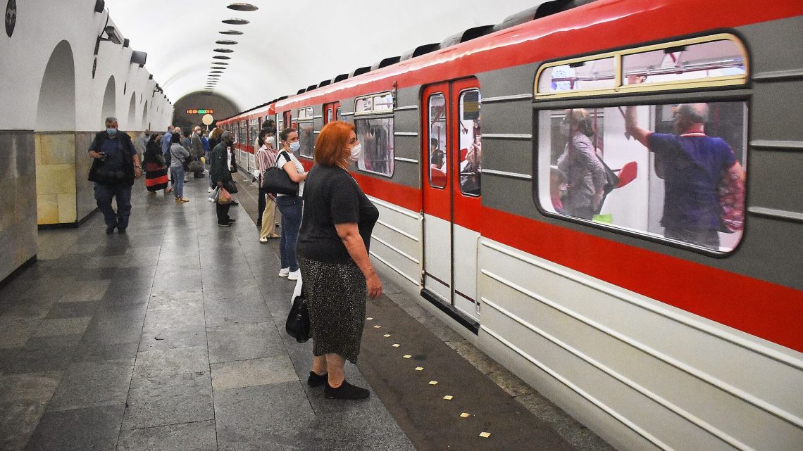 მეტროს პირველი ხაზი შეფერხებით მუშაობს – ვარკეთილის, სამგორისა და ისნის სადგურებზე მგზავრებს არ იღებენ