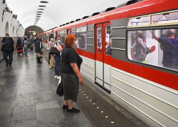 მეტროს პირველი ხაზი შეფერხებით მუშაობს – ვარკეთილის, სამგორისა და ისნის სადგურებზე მგზავრებს არ იღებენ