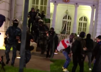 აქციის მონაწილეები ათონელის საპრეზიდენტო სასახლის ეზოში შეიჭრნენ – ადგილზე დაპირისპირებაა