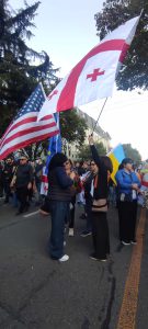 პარლამენტის მიმდებარე ტერიტორიაზე მოქალაქეები იკრიბებიან - რა ვითარებაა ადგილზე