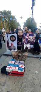 პარლამენტის მიმდებარე ტერიტორიაზე მოქალაქეები იკრიბებიან - რა ვითარებაა ადგილზე