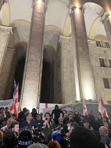 ორბელიანის სასახლის მიმდებარე ტერიტორიიდან დარბეული აქციის მონაწილეები რუსთაველზე დაბრუნდნენ