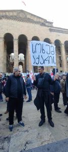 პარლამენტის მიმდებარე ტერიტორიაზე მოქალაქეები იკრიბებიან - რა ვითარებაა ადგილზე