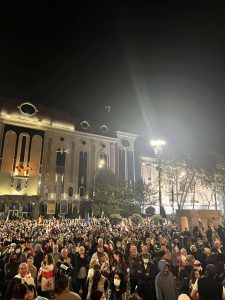 ორბელიანის სასახლის მიმდებარე ტერიტორიიდან დარბეული აქციის მონაწილეები რუსთაველზე დაბრუნდნენ