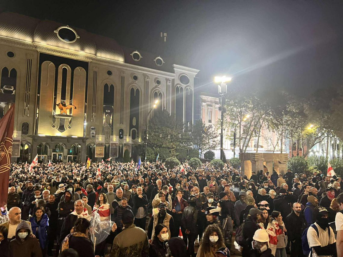 ორბელიანის სასახლის მიმდებარე ტერიტორიიდან დარბეული აქციის მონაწილეები რუსთაველზე დაბრუნდნენ