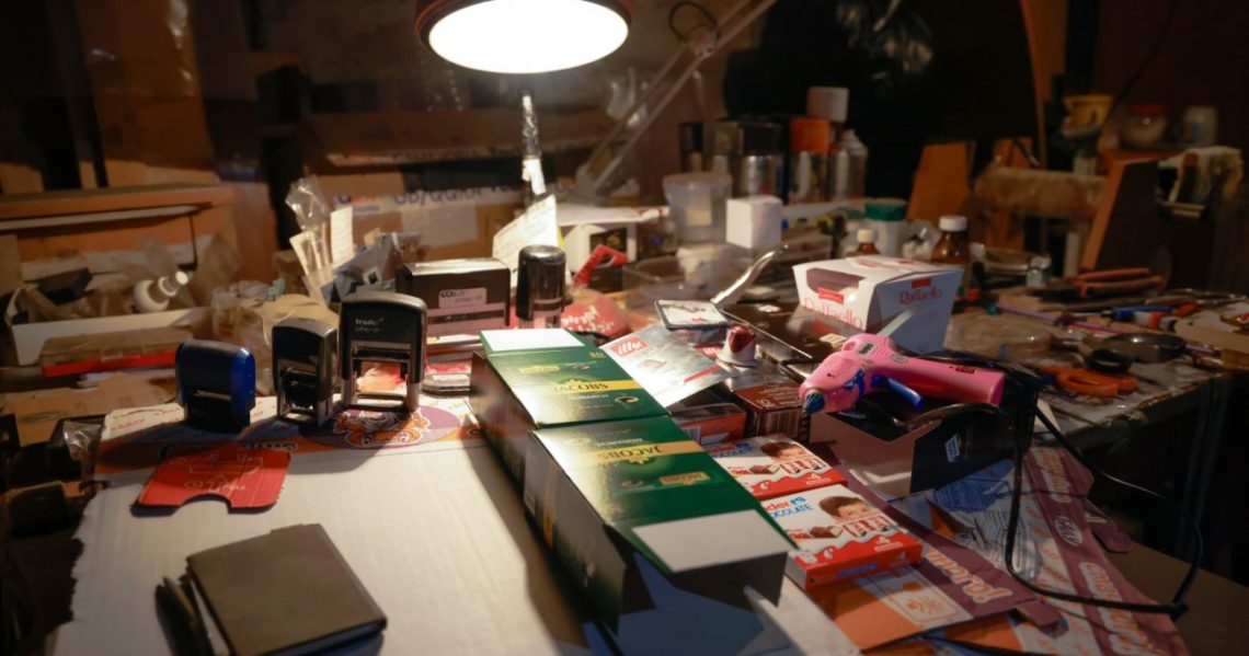 “თბილისში უკანონოდ ყიდდნენ „Raffaello”-ს, „Jacobs Monarch”-ს, და ვადაგასულ ტკბილეულს „Kinder Schokolade-ს” – დაკავებულია ორი პირი