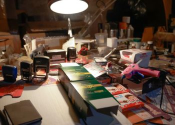 “თბილისში უკანონოდ ყიდდნენ „Raffaello”-ს, „Jacobs Monarch”-ს, და ვადაგასულ ტკბილეულს „Kinder Schokolade-ს” – დაკავებულია ორი პირი