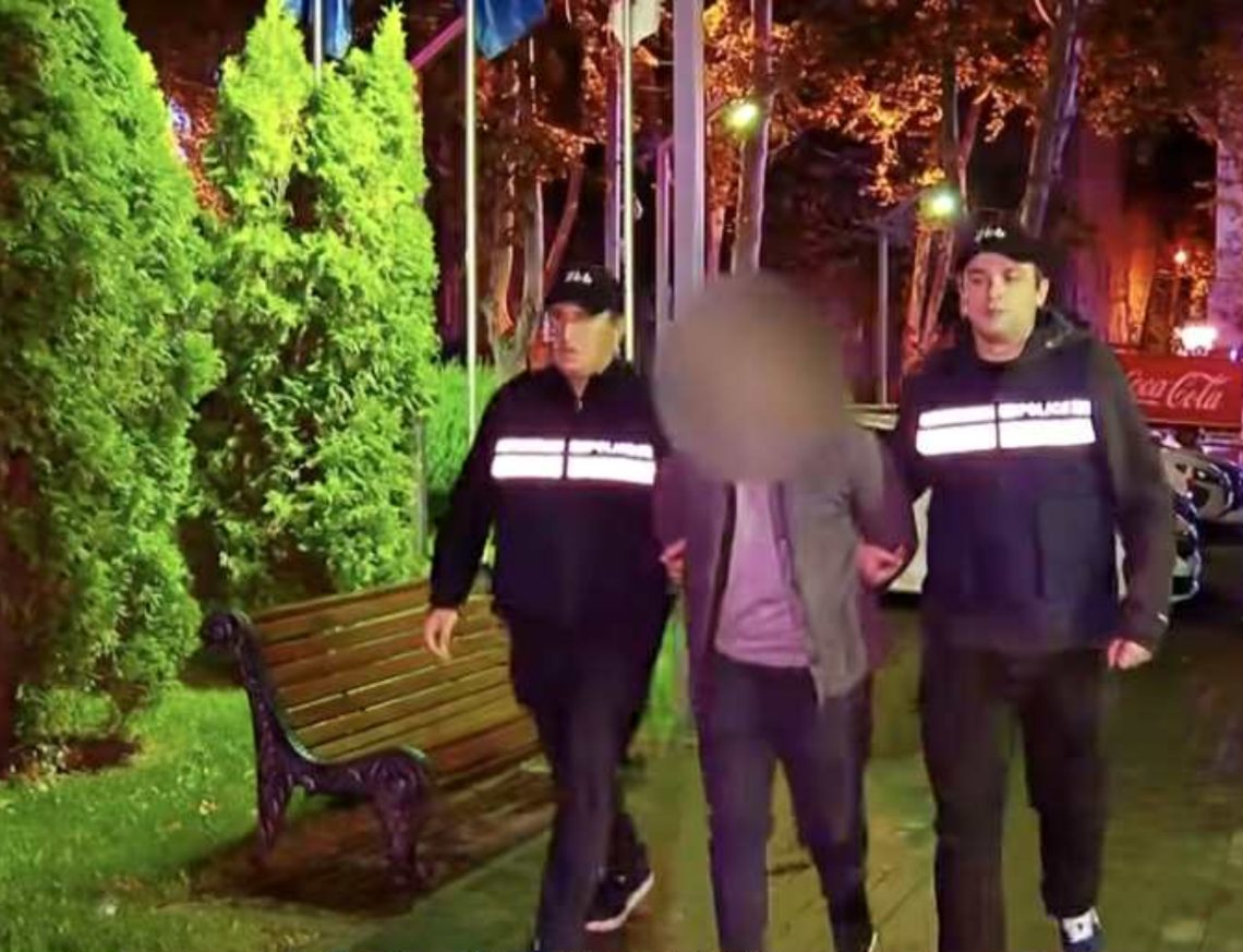 პოლიციამ თბილისში ცეცხლსასროლი იარაღი და საბრძოლო მასალა ამოიღო – დაკავებულია 1 პირი