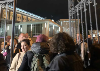 ხასაიასთვის აღკვეთის ღონისძიების შეფარდების შემდეგ დამსწრეებსა და მანდატურებს შორის დაპირისპირება მოხდა – რამდენიმე მოქალაქე დაშავდა