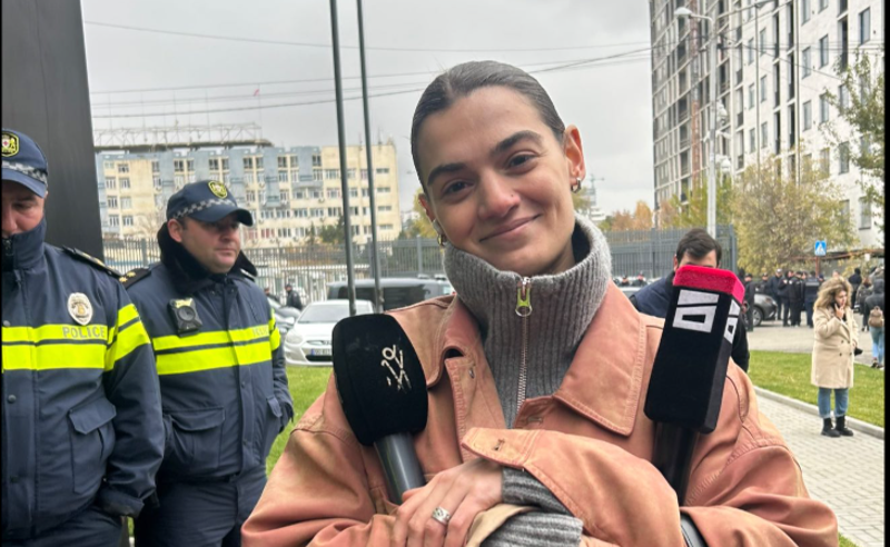 “ეს 5 დღე მარტო იმაზე ვფიქრობდი, რომ როგორ შეიძლება ბრძოლა სხვანაირად გავაგრძელო” – 5 დღიანი პატიმრობის შემდეგ ქეთა ციცქიშვილმა საპატიმრო დატოვა