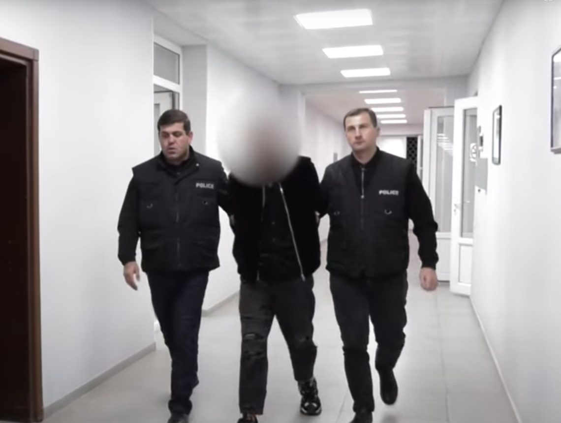 “დაზარალებული ფეხის არეში დაჭრა და სარფის გავლით ქვეყნიდან მიმალვა სცადა” – შსს განცხადებას ავრცელებს