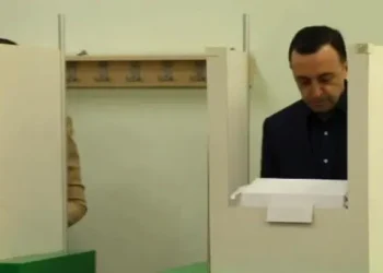 “საცოდავები ხართ” – ირაკლი ღარიბაშვილმა საარჩევნო უბანზე ჟურნალისტებს მიმართა