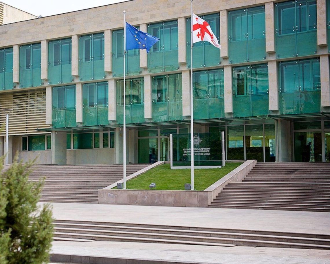 “აღმოჩენილია დიდი რაოდენობით იარაღი, საბრძოლო მასალა და ასაფეთქებელი ნივთიერებები დეტონატორით, რომელიც უკრაინაში მოქმედი სამხედრო დანაყოფის ქართველი წარმომადგენლის მითითებით შეიძინეს” – სუს-ი