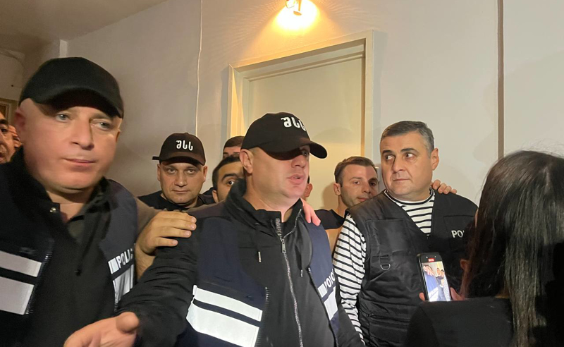 არსებული ინფორმაციით, ექიმ გიორგი ჩახუნაშვილის სახლში ჩხრეკა მიმდინარეობს