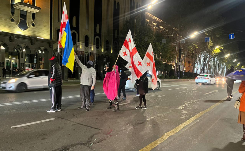 უწყვეტი პროტესტის 331-ე – მოქალაქეებმა რუსთაველის გამზირზე გზა გადაკეტეს