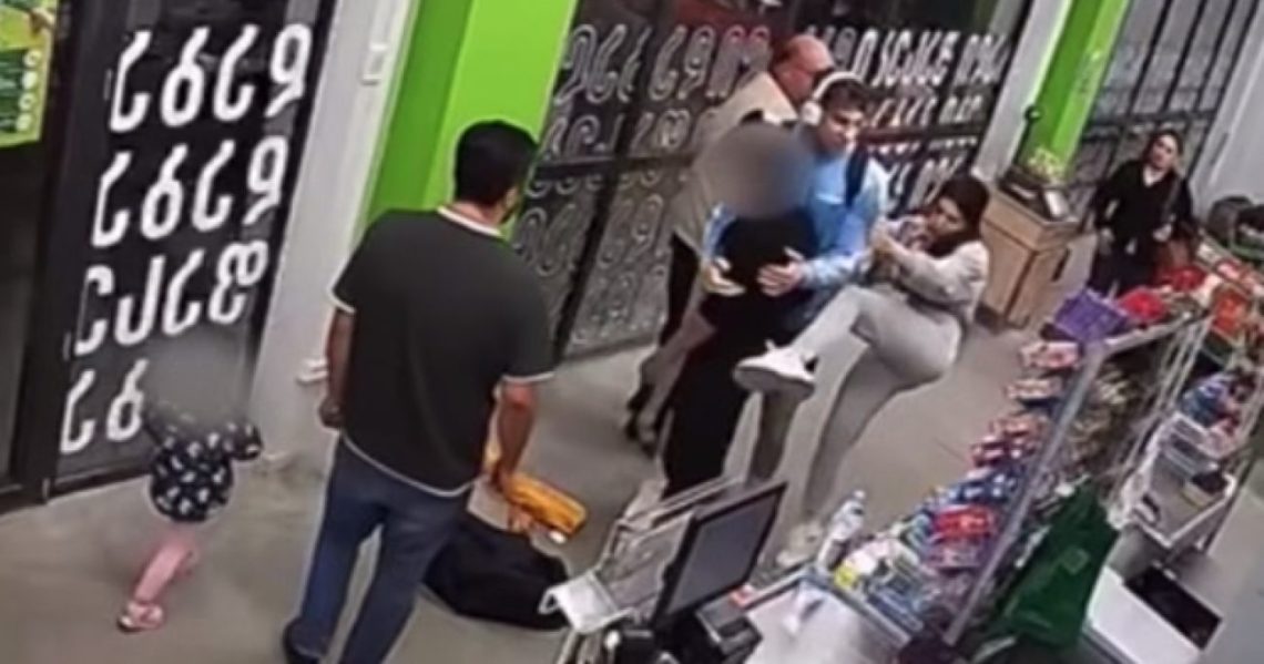 “ვიბლიანი მაღაზიაშივე უსწორდება მოზარდს ფიზიკურად” – ვრცელდება მაღაზიის კამერის ჩანაწერები