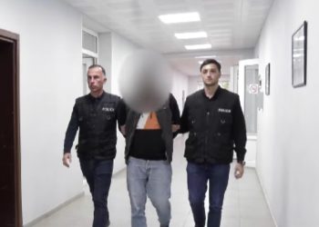 ჯანმრთელობის განზრახ მძიმე დაზიანებისა და მუქარის ბრალდებით წარსულში სხვადასხვა დანაშაულებისთვის ნასამართლევი სამი პირი დააკავეს