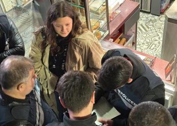 თავისუფლების მეტროსთან პოლიცია მოქალაქეებს ამოწმებს და პირბადეებს ლუქავს