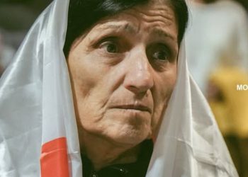 საპროტესტო აქციაზე დაკავებული 71 წლის აზა ჩილაჩავა სასამართლოში გადაიყვანეს