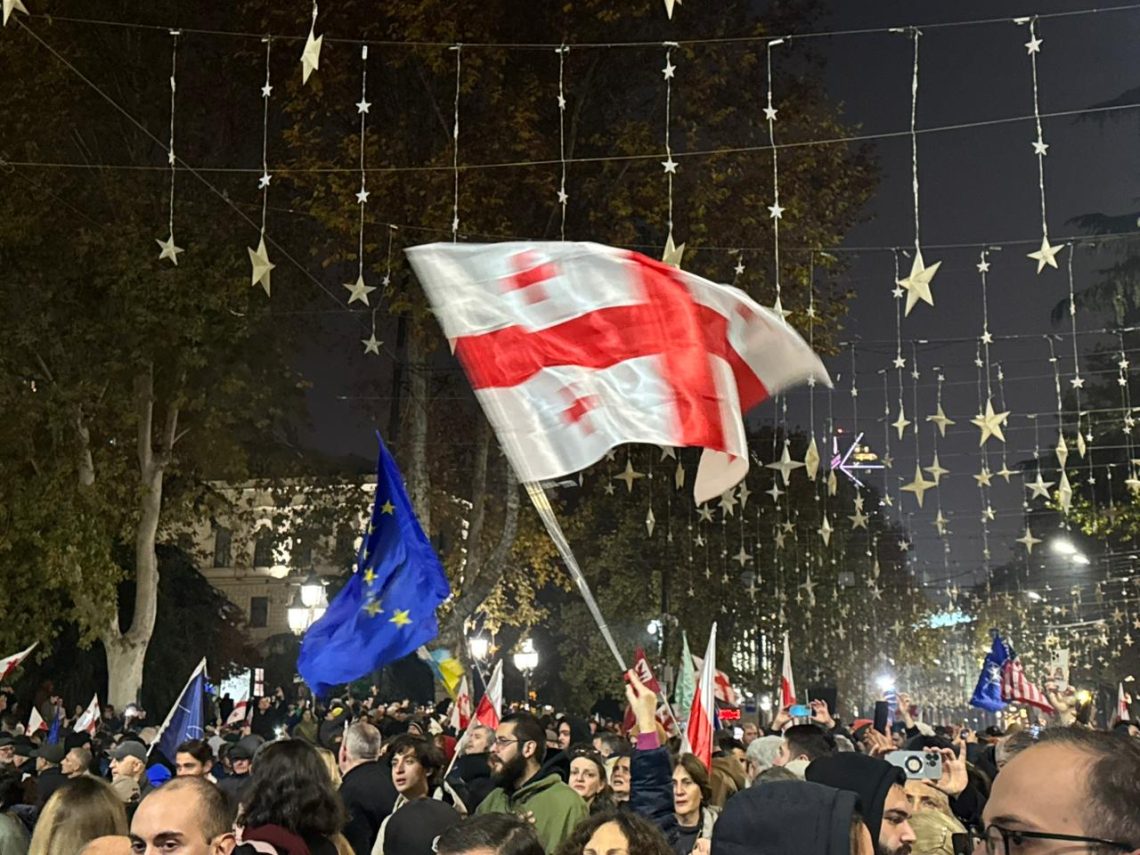 რუსთაველის გამზირი გადაკეტილია – რა ხდება ადგილზე – “მეტრონომის” ფოტოკოლაჟი