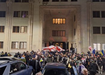 საპროტესტო აქციის მონაწილეები მსვლელობას მართავენ