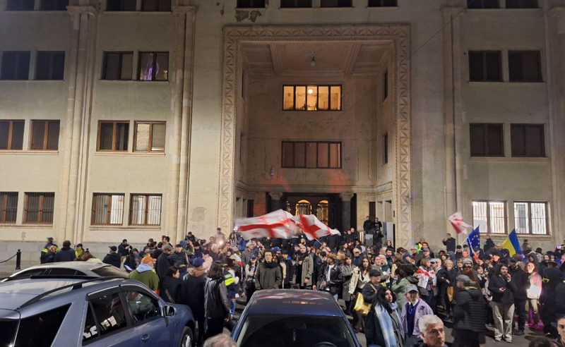 საპროტესტო აქციის მონაწილეები მსვლელობას მართავენ